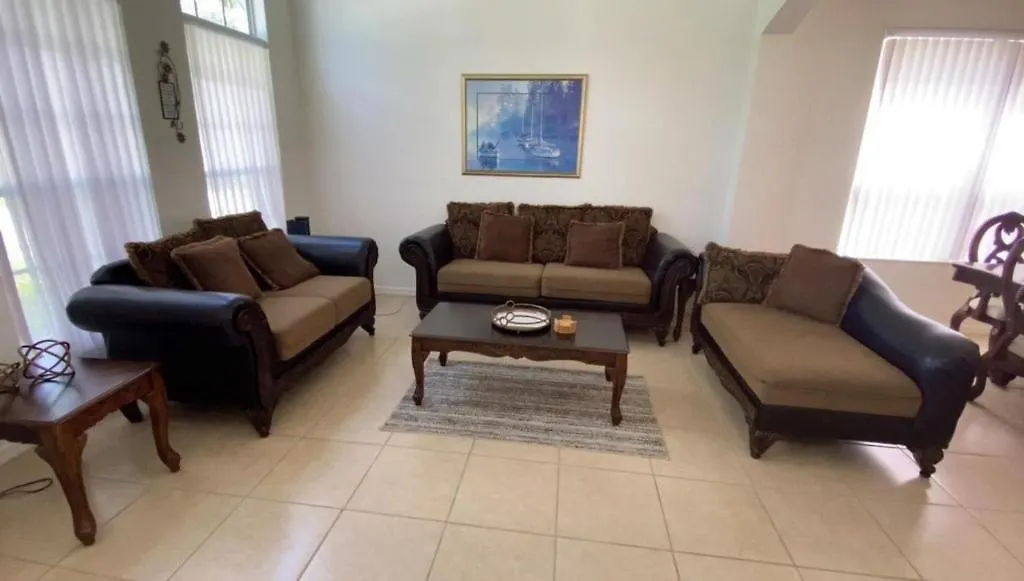 Spacious Modern And Clean Pool Home With Spa Davenport